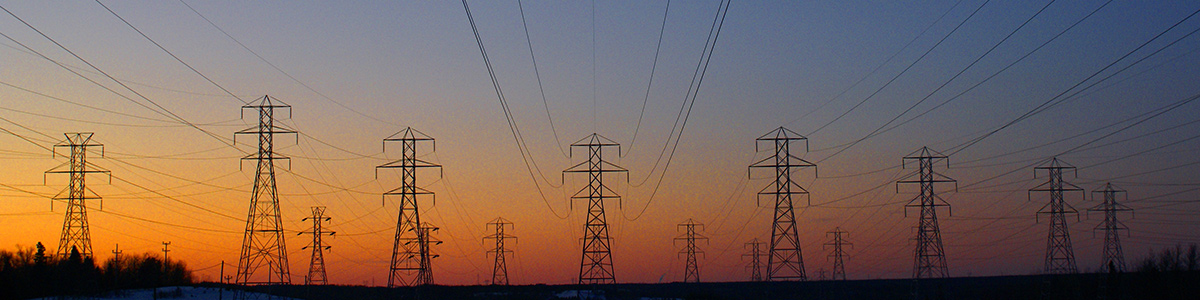 Huit rangées de lignes électriques aériennes à la fin du crépuscule