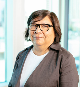 Wilma Jacknife, commissaire