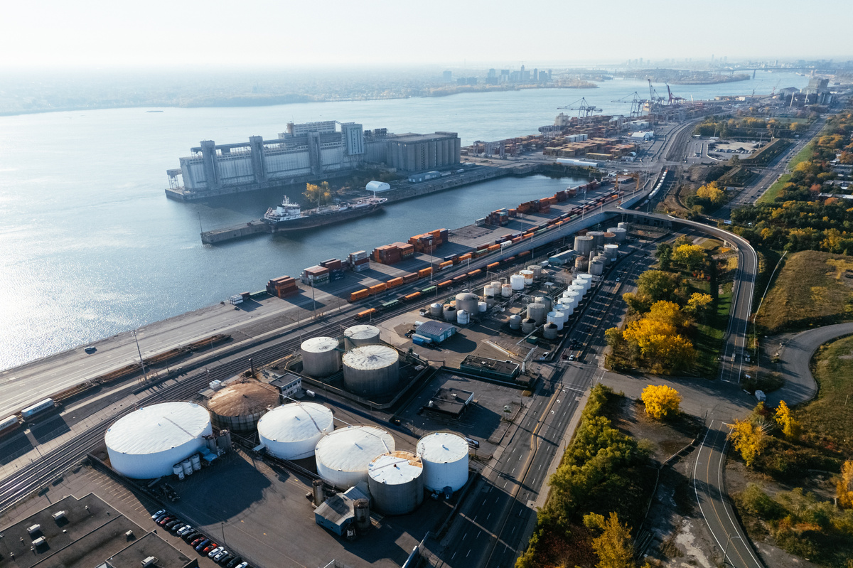Vue aérienne des réservoirs de stockage de pétrole et de produits pétroliers ainsi que du parc à conteneurs du port, près du fleuve à Montréal, au Canada. 
