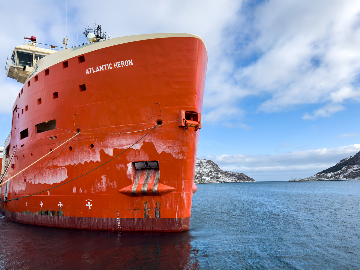 Basé à St. John's, à Terre-Neuve, l’Atlantic Heron est un navire de ravitaillement destiné à l'industrie pétrolière extracôtière de St. John's, dans le champ pétrolifère d’Hibernia. L’entrée du port de St. John’s est en arrière-plan.