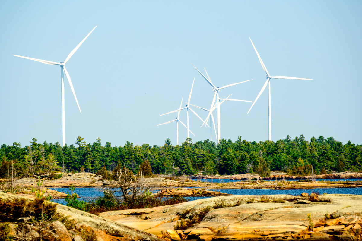Des éoliennes ont été photographiées en automne sur la rive de la baie Georgienne, un projet de la Première Nation Henvey Inlet.