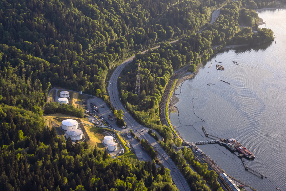 Vue aérienne du site industriel d'une raffinerie de pétrole et du port de chargement des pétroliers, par une belle journée ensoleillée de printemps, à Port Moody, dans la région de Vancouver, en Colombie-Britannique, au Canada.