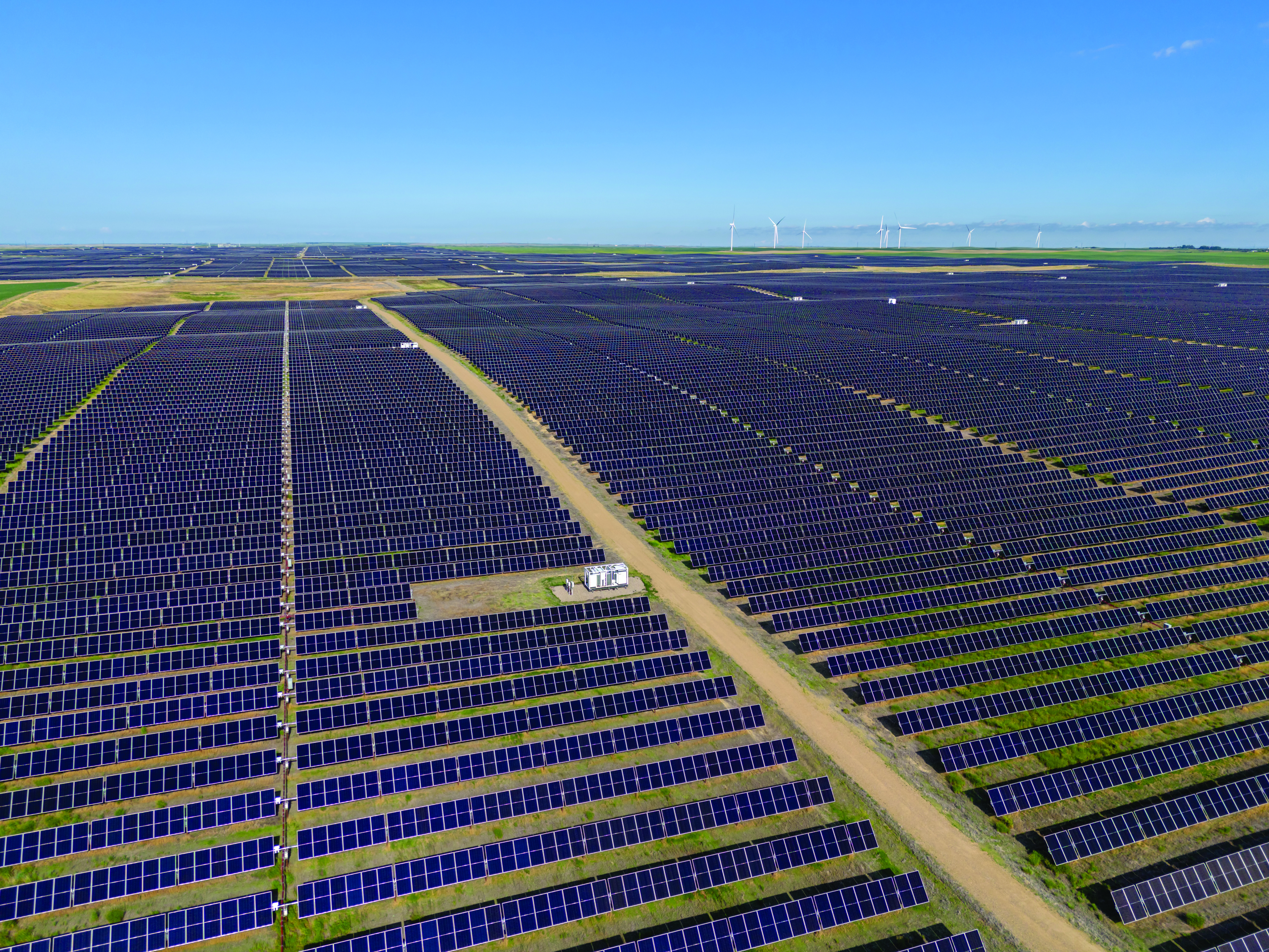 Vue aérienne de la plus grande centrale solaire au Canada, près de Travers, en Alberta.